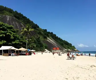 Descubra as Melhores Praias e Clubes da Praia dos Amores - RJ: Guias Recomendados